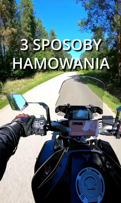 Motocyklista pokonujący zakręt